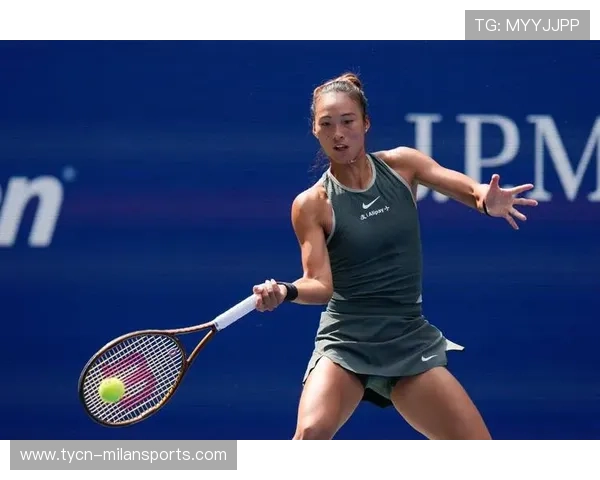 网球选手用正拍撕裂对手防线 网球选手用正拍撕裂对手防线